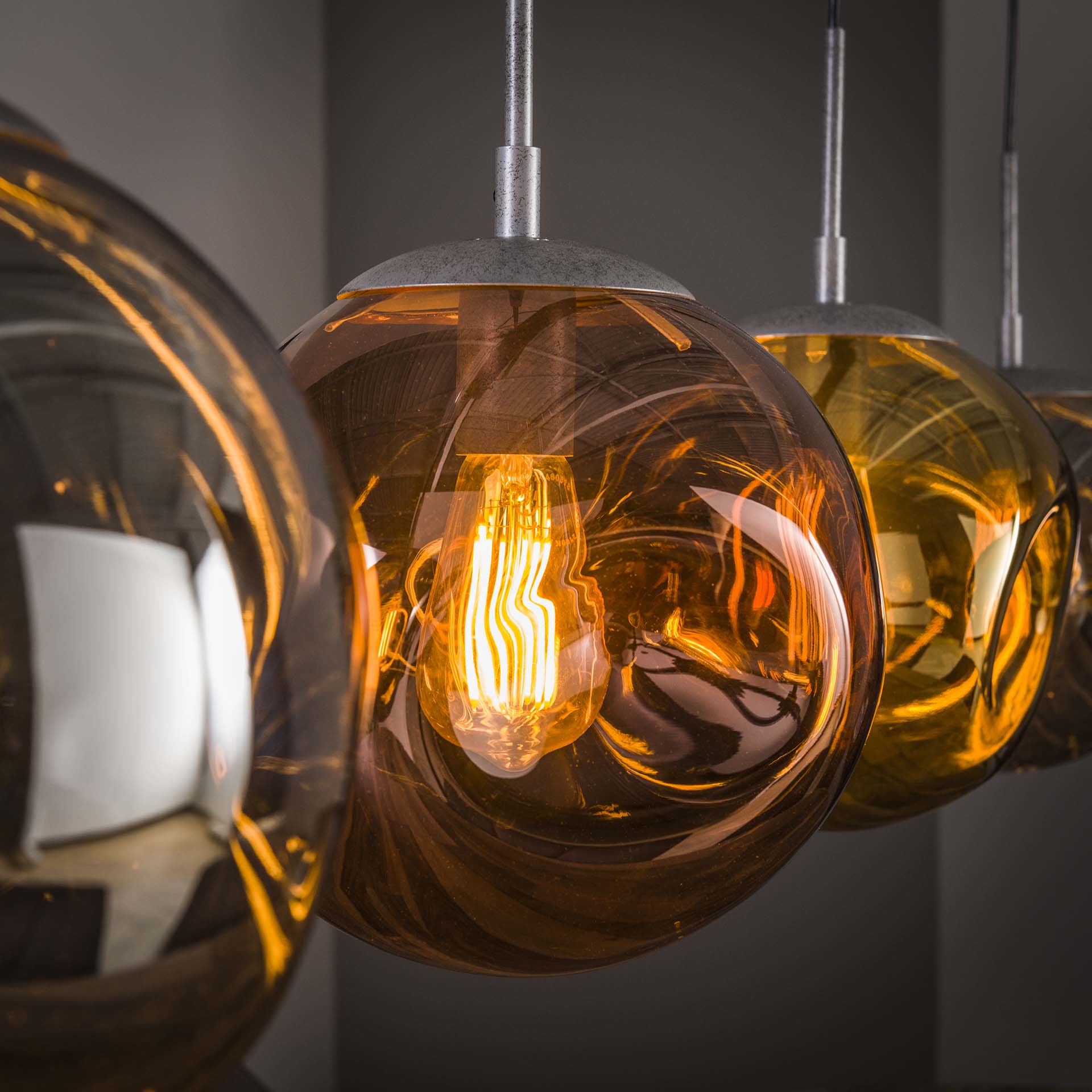 Hanglamp met 4 glazen lampenkappen