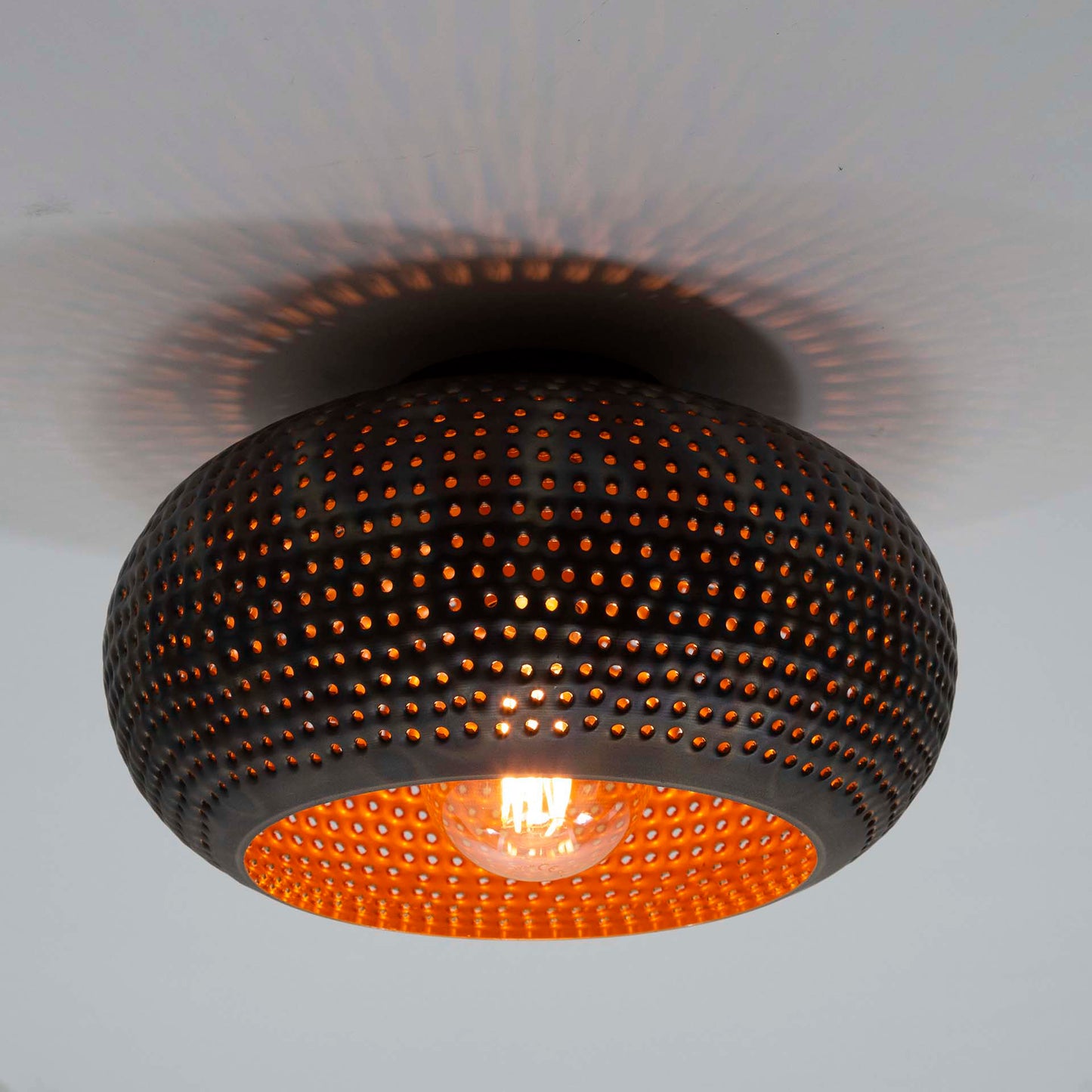 Plafondlamp met geperforeerd patroon